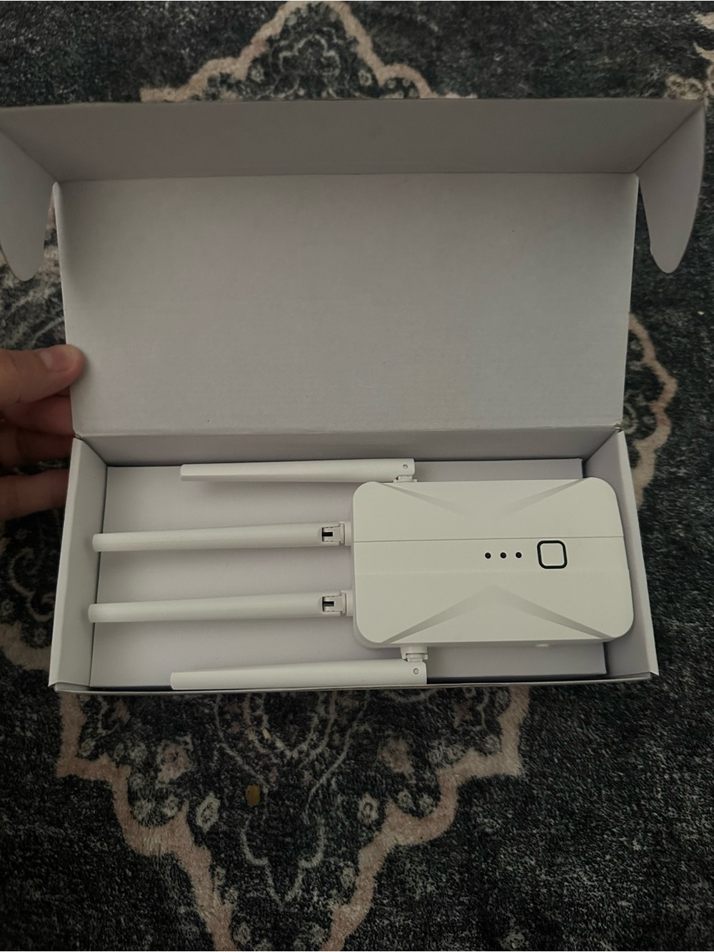 White Wi-Fi Extender with 4 Antennas